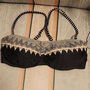 Athleta Black and White Lycra Xtralife Geometric Sports Bra/Swim Wear